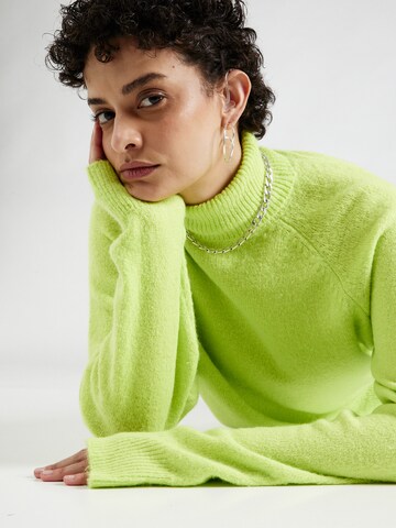 SOMETHINGNEW Sweater in Green