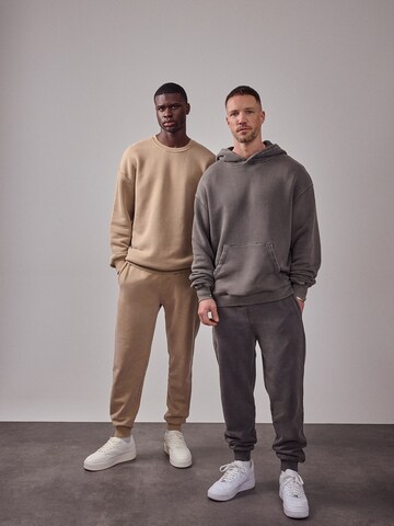 DAN FOX APPAREL Свитшот 'Essential Patrick' в Серый