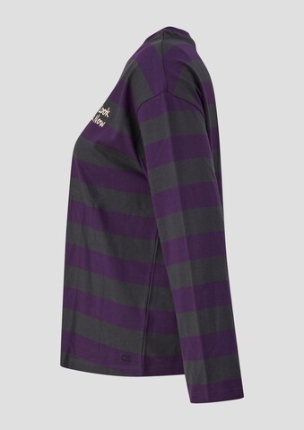 T-shirt QS en violet : sur le côté
