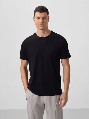 Tommy Life T-Shirts in Schwarz: Vorderseite
