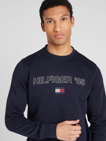 TOMMY HILFIGER Collegepaita '85' värissä sininen