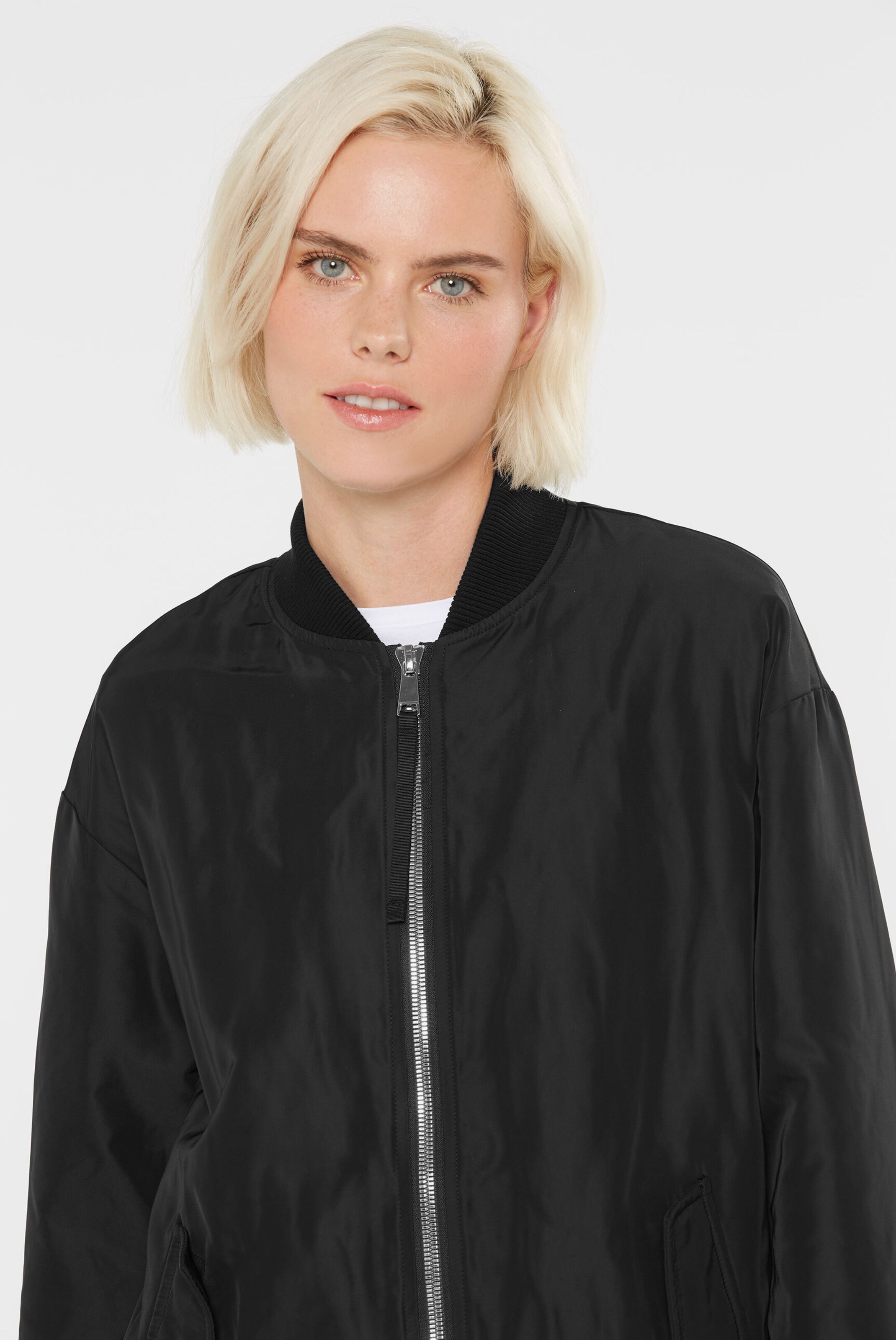 SENSES.THE LABEL Between-Season Jacket in Black
