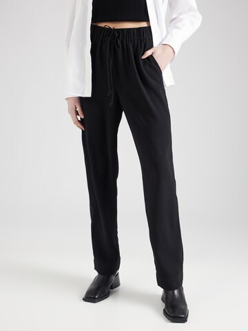 SOAKED IN LUXURY Tapered Trousers 'Shirley' in Black: front