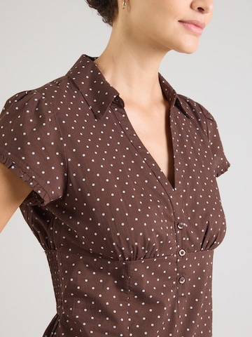 HOLLISTER Košilové šaty – hnědá