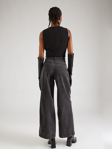 Wide leg Pantaloni cu cute de la Warehouse pe negru