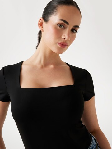 GUESS T-Shirt in Schwarz