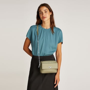 Calvin Klein Crossbody Bag in Green: front