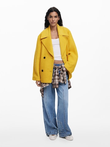 Cappotto invernale di Desigual in giallo