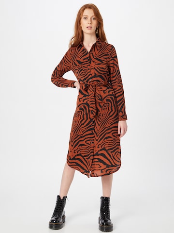 Robe-chemise Mela London en marron : devant