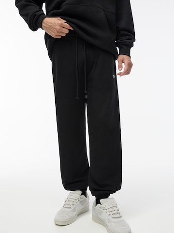 Tapered Pantaloni di Pull&Bear in nero: frontale