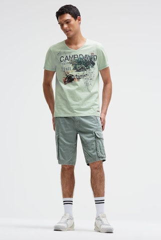 CAMP DAVID Regular Cargo Pants in Green: front