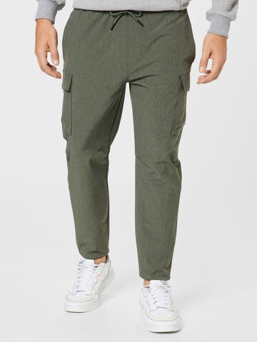 Abercrombie & Fitch Tapered Cargobyxa 'TRAVELER' i grön: framsida