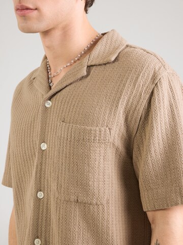 Abercrombie & Fitch Comfort fit Srajca | rjava barva