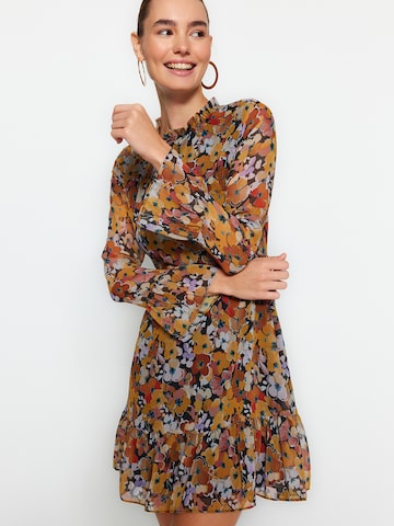 Trendyol Платье в Бежевый: спереди