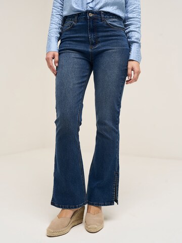 Camomilla Italia Flared Jeans 'Cindy' in Blue