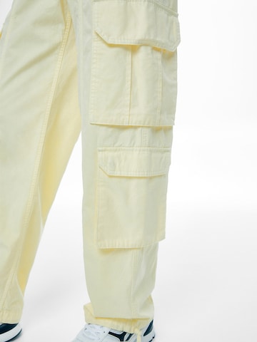 Pull&Bear Wide leg Cargo jeans in Yellow