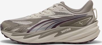 Chaussure de course PUMA en beige : devant