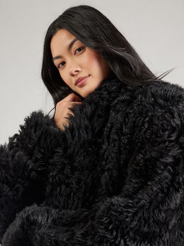 REMAIN Between-season jacket in Black