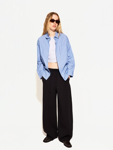 Bershka Blúzka - Modrá: predná strana