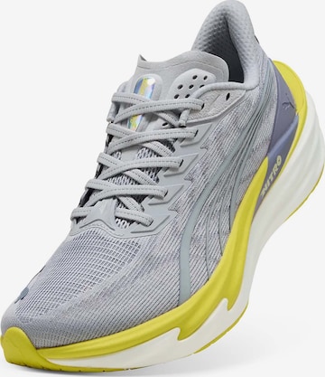 Chaussure de course PUMA en argent : devant