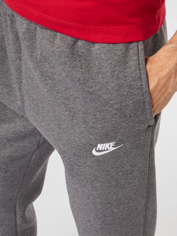 Nike Sportswear Zwężany krój Spodnie 'Club Fleece' w kolorze szary