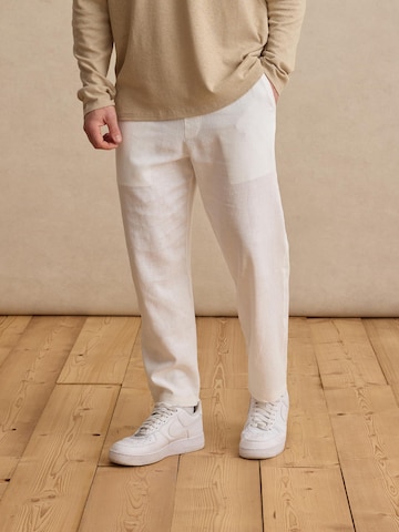 DAN FOX APPAREL Loose fit Trousers 'Keno' in White: front