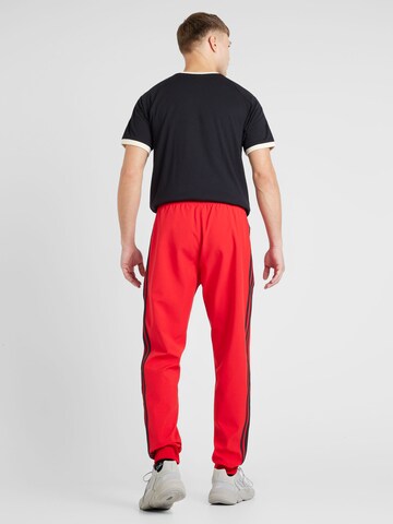 Effilé Pantalon ADIDAS ORIGINALS en rouge