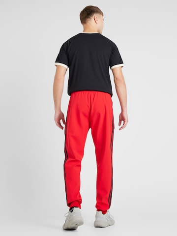 ADIDAS ORIGINALS - Tapered Pantalón en rojo