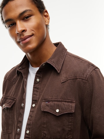 Tommy Jeans Regular fit Srajca | rjava barva: sprednja stran