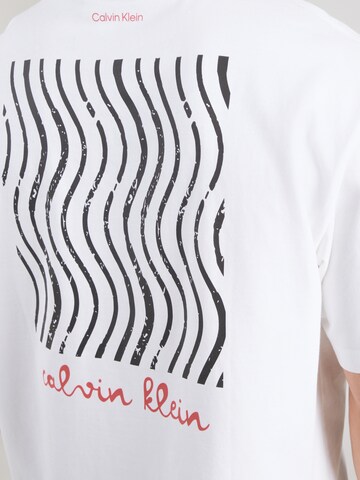 Calvin Klein Jeans Μπλουζάκι 'TRVL LINES' σε λευκό