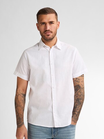Coupe regular Chemise 'Oceanbreeze' Petrol Industries en blanc : devant