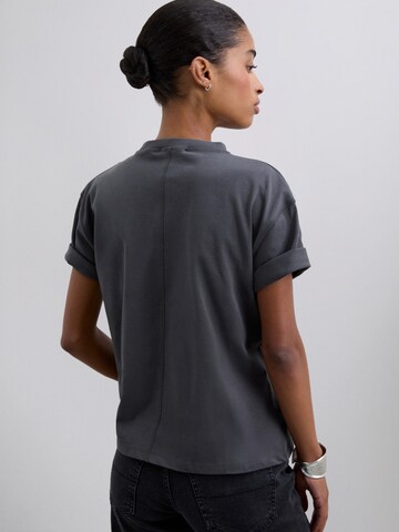 Tricou de la Scalpers pe gri