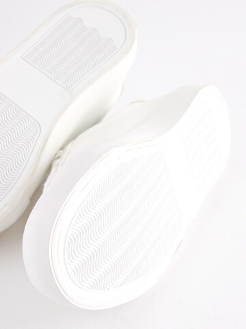 Baskets Next en blanc