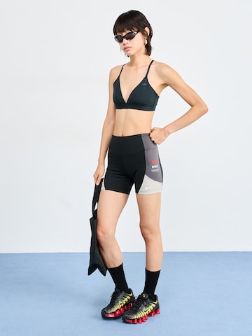 NIKE Τρίγωνο Αθλητικό σουτιέν σε μαύρο