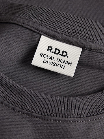 R.D.D. ROYAL DENIM DIVISION Bluser & t-shirts i grå
