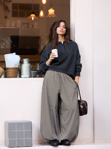 Bershka Tapered Bukser i grøn: forside