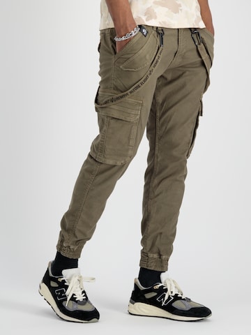 ALPHA INDUSTRIES Tapered Cargobroek in Groen: voorkant