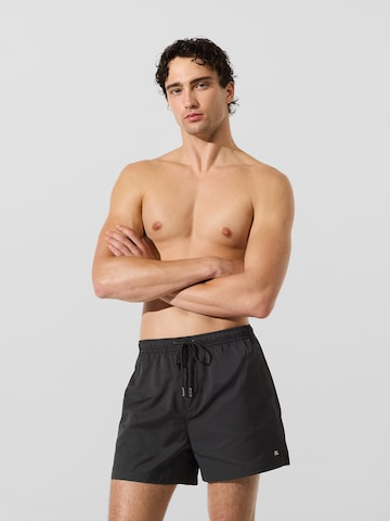 Maillot de bain ' Boardshorts mit Monogramm-Pin ' Karl Lagerfeld en noir : devant