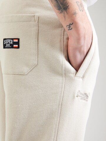 Superdry Zwężany krój Spodnie 'Essential' w kolorze beżowy