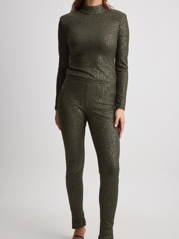 NA-KD Skinny Leggings in Green: front