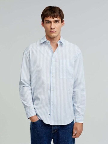 Coupe regular Chemise Scalpers en bleu : devant