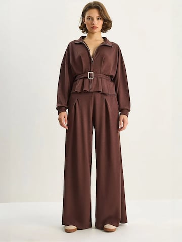 Completo pantalone di Bianco Lucci in marrone: frontale