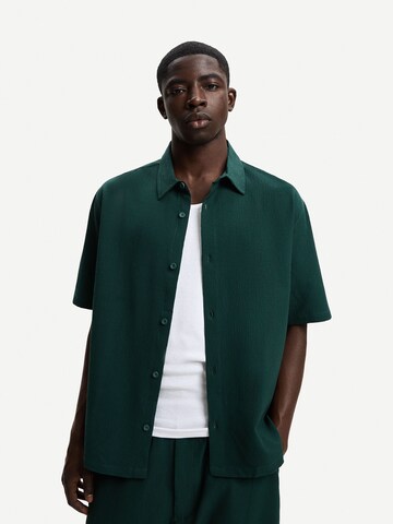 Coupe regular Chemise Bershka en vert : devant