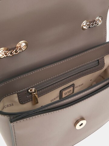 GUESS Umhängetasche 'Jane' in Braun