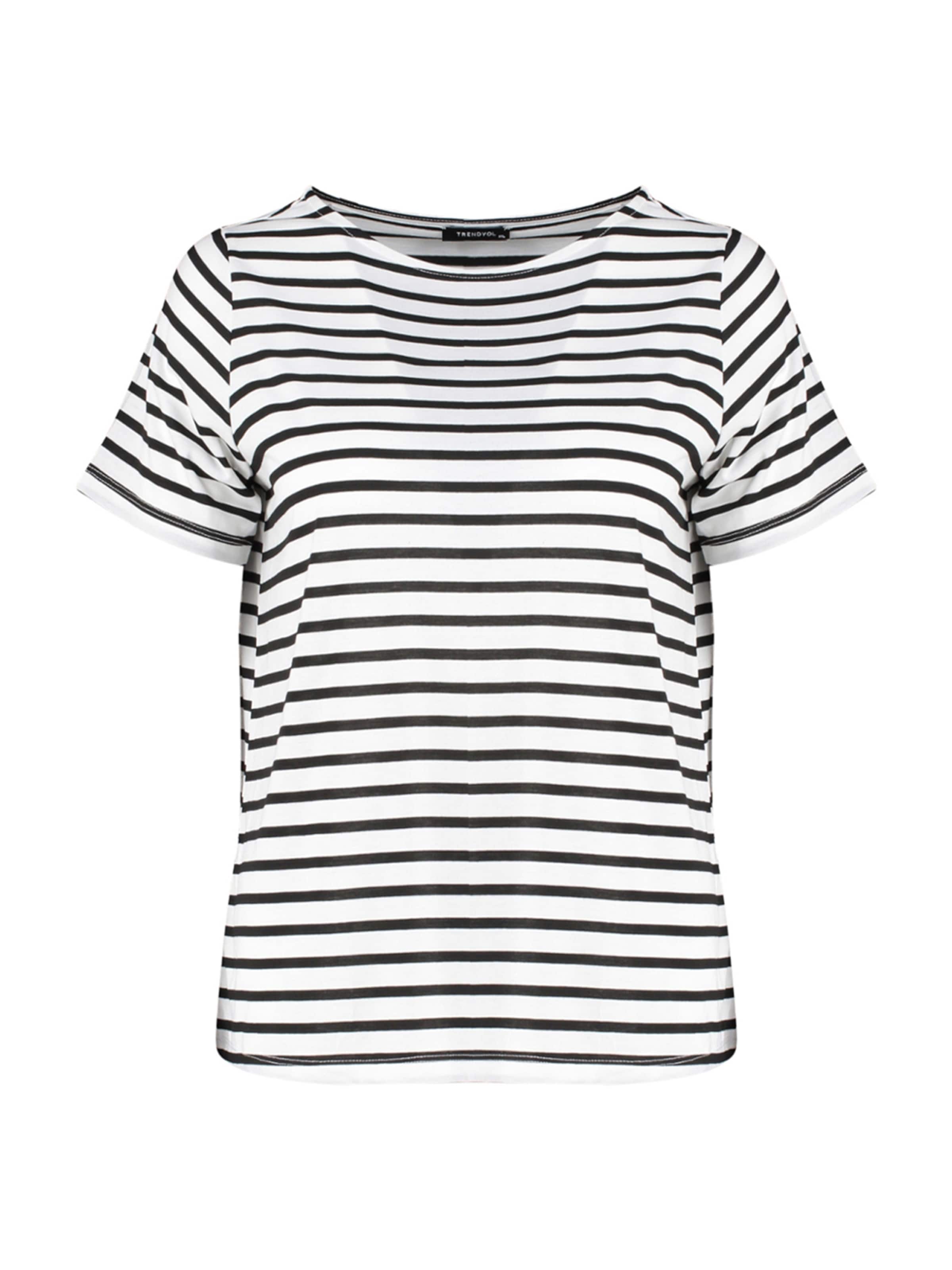 Trendyol Curve Тениска в черно: отпред