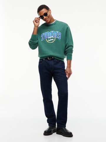 Tommy JeansSweater majica 'Varsity Crest' - zelena boja