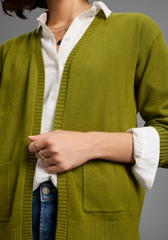 LAURA SCOTT Strickjacke in Grün