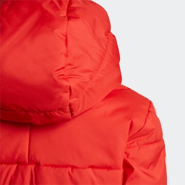 ADIDAS ORIGINALS Prehodna jakna 'Adicolor' | rdeča barva