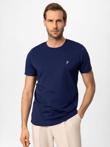 Jacey Quinn - Camisa em azul: frente