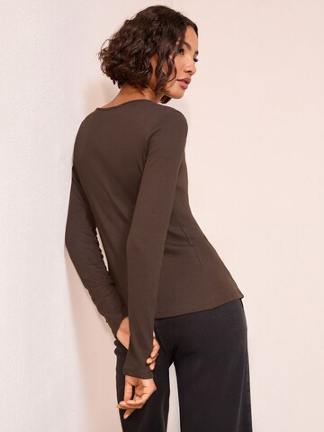 Geacă tricotată de la Friends Like These pe maro